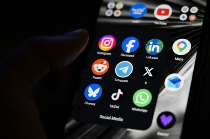 This photograph shows a set up smart-phone screen displaying the logo of main social media platforms in Saint-Mande, east of Paris, on April 29, 2026. - Martin LELIEVRE (AFP)