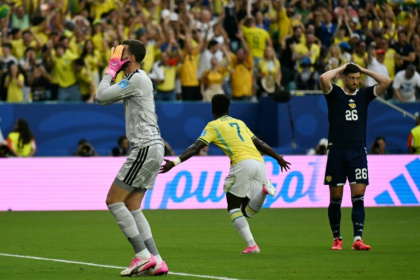 Scotland goalkeeper Angus Gunn reacts after a defensive blunder gifts Brazil's Vinicius Junior the opening goal in their Group C game in Miami - CHANDAN KHANNA (AFP)
