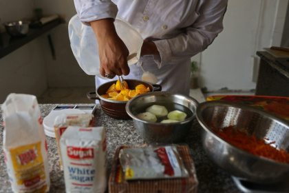 Palestinian youth learn to cook at the Smile Kitchen Academy, in the Rimal neighborhood of Gaza City - Omar AL-QATTAA (AFP)