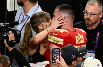 The billionaire singer and three-time Super Bowl champion, both 36, have kept fans guessing - Patrick T. Fallon (AFP)