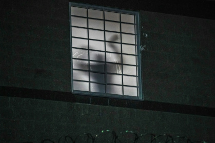 The silhouette of a person inside an ICE detention centre in Newark, New Jersey - Ryan MURPHY (AFP)