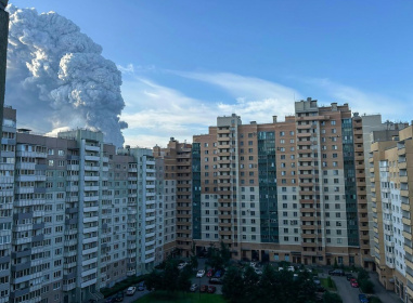 Smoke rises into the sky over residential buildings in Saint Petersburg on July 24, 2026 - STR (AFP)