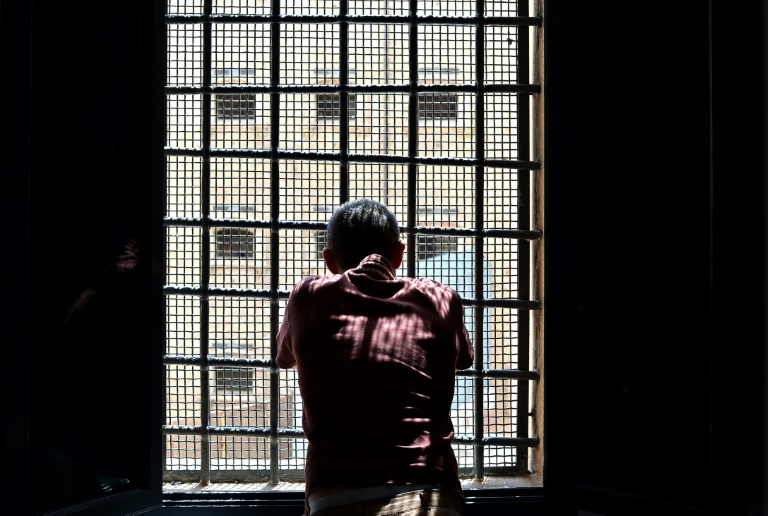 Heat, overcrowding, pushes Italian prison guard union to sue