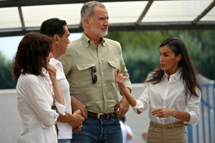 Spain's King Felipe VI and Queen Letizia visited fire evacuees on Madrid's outkirts - JAVIER SORIANO (AFP)