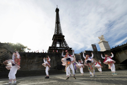 Dancers from the BAPS group performed next to the Eiffel Tower - Kenzo TRIBOUILLARD (AFP)